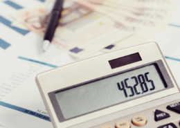 Taschenrechner mit Unterlagen zur Steuererklärung